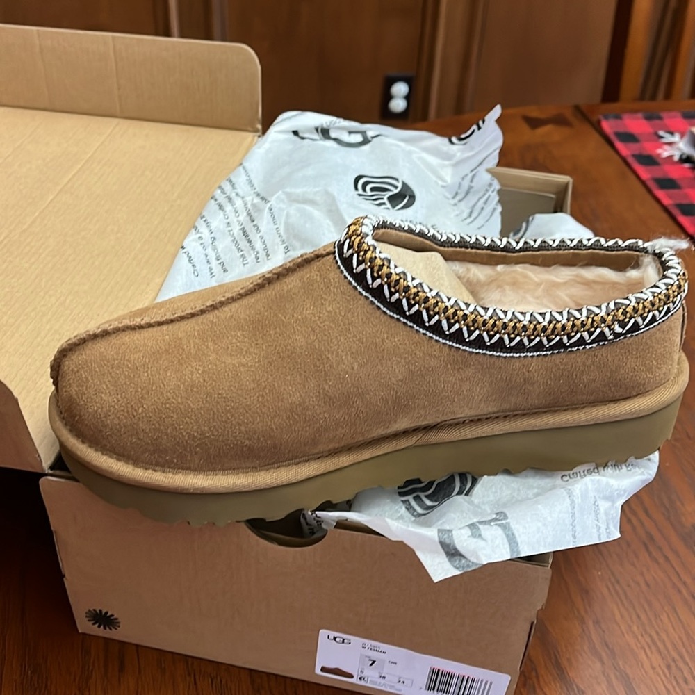 NWT UGG size 7 Tasman 
Chestnut color. Never worn.